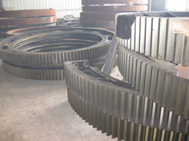 轉鼓（gǔ）窯齒輪加工現（xiàn）場